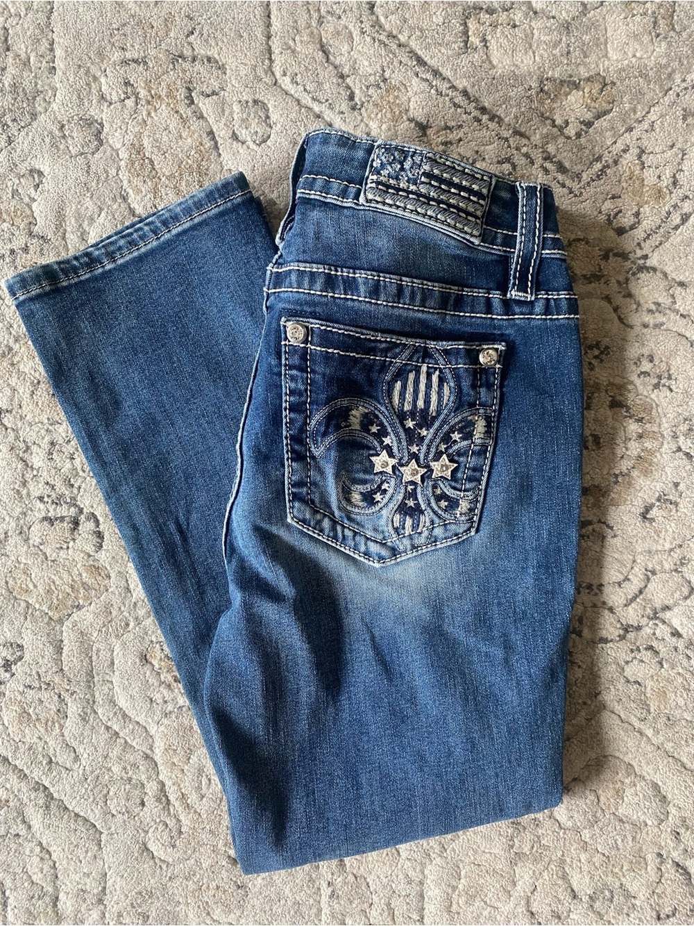 Miss Me Dark Mid Rise Capri with Embellished Fleur-de-Lis Pockets. Size 28